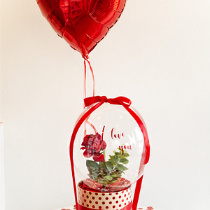 globo-corazón-cesta-con-flores-dentro
