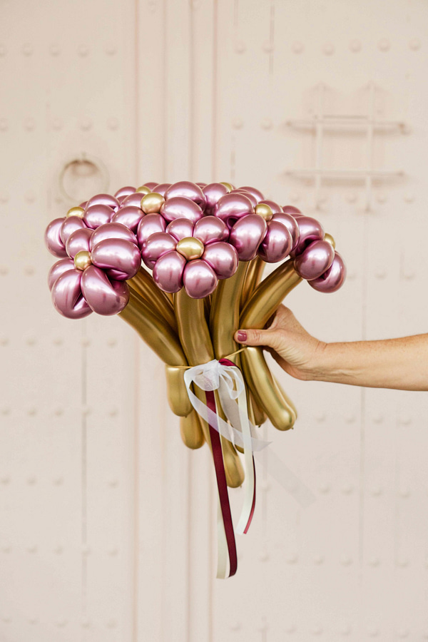 Ramo de flores hecho con globos, totalmente artesanal